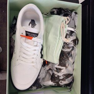 2013 Off White Canvas Low Vulcanized in White and Black *Brand New*
